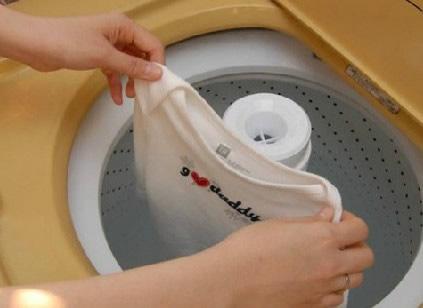 使用普通的洗涤产品如洗衣粉